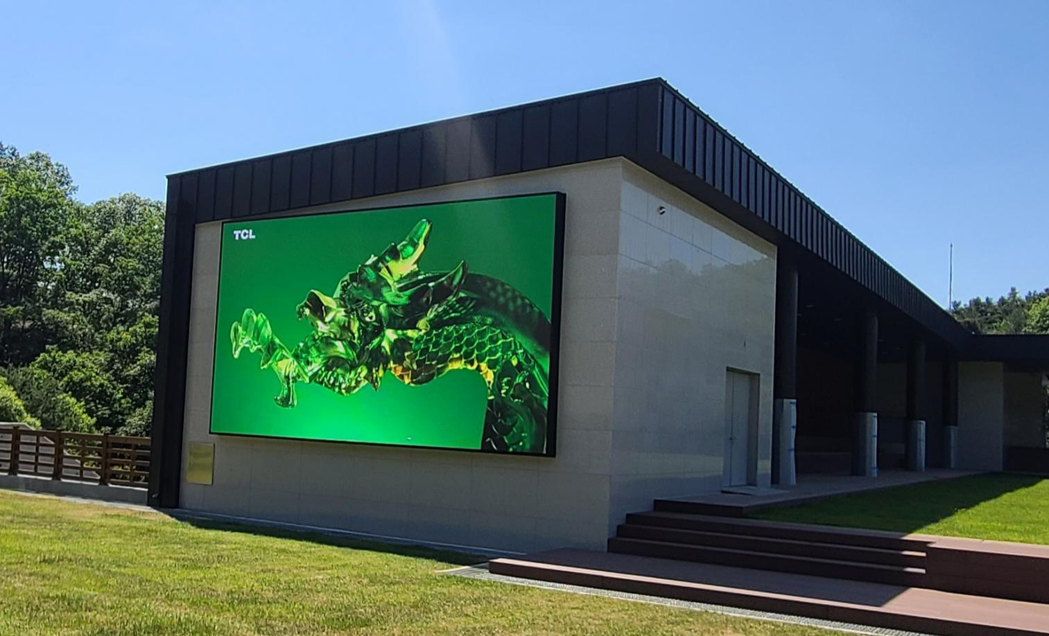 Outdoor LED display installation 8