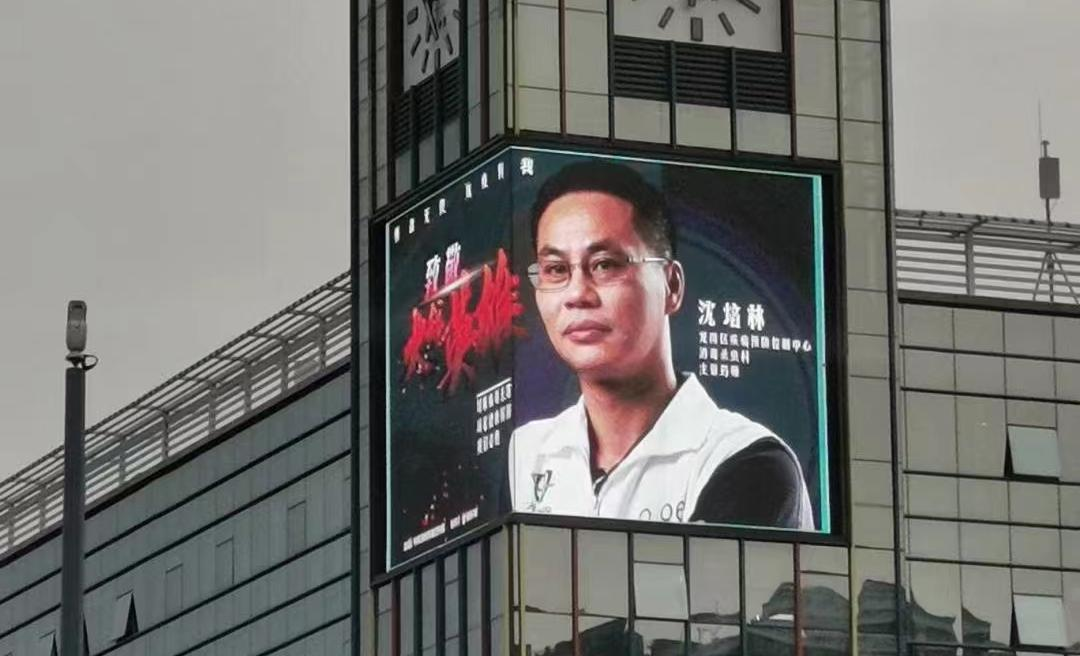 Outdoor LED display installation 9